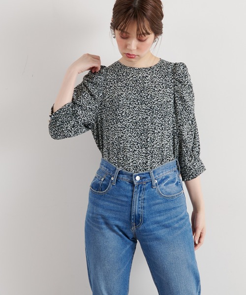 natural couture(ナチュラルクチュール)の「【WEB限定カラー有り】袖ギャザースリーブブラウス(Tシャツ/カットソー・レディース・オフホワイト/ブラック/オレンジ/その他1/その他2・FREE)」の2枚目の写真