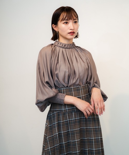 LADYMADE(レディメイド)の「ギャザースタンドカラーシャーリングカフスブラウス(シャツ/ブラウス・レディース・ベージュ/パープル/アイボリー・FREE)」の2枚目の写真