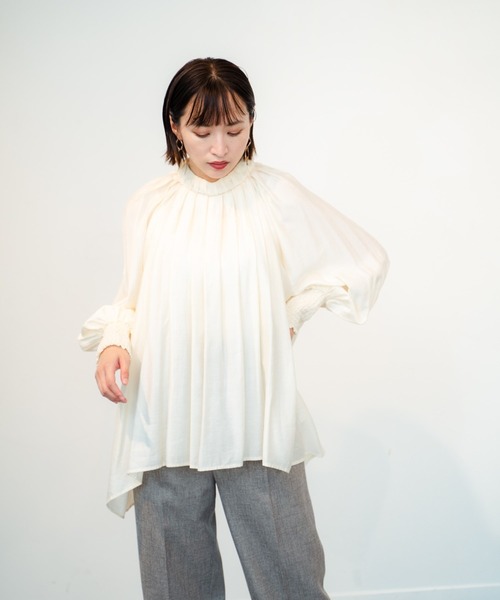 LADYMADE(レディメイド)の「ギャザースタンドカラーシャーリングカフスブラウス(シャツ/ブラウス・レディース・ベージュ/パープル/アイボリー・FREE)」の5枚目の写真