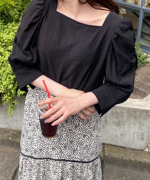 RAY CASSIN（レイカズン）の「スクエアネックパワショルブラウス（シャツ/ブラウス・レディース・ブラック/オフホワイト/オレンジ/ブルー/イエロー/ピンクベージュ/ライトカーキ・FREE）」の2枚目の写真