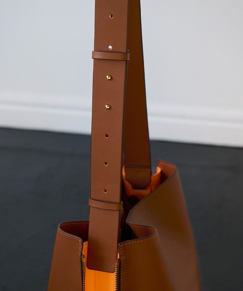 E'POR（エポール）の「【E'POR】【A4対応】 Y BAG shoulder（サイドジップショルダーバッグ）（トートバッグ・レディース・オフホワイト/ブラウン/ブラック・FREE）」の15枚目の写真