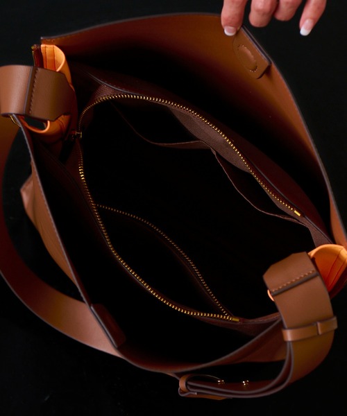 E'POR（エポール）の「【E'POR】【A4対応】 Y BAG shoulder（サイドジップショルダーバッグ）（トートバッグ・レディース・オフホワイト/ブラウン/ブラック・FREE）」の16枚目の写真