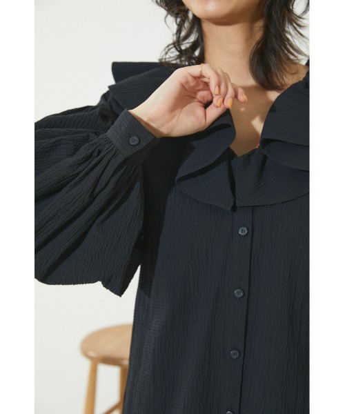 【新品、タグ付き】BLACK BY MOUSSY Vネックボリュームフリルシャツ BLACK BY MOUSSY（ブラックバイマウジー）の「vneck volume