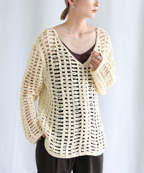 select MOCA（セレクトモカ）の「2022 SS Vネック透かし編みトップス（ニット/セーター・レディース・ブラック/ブラウン/アイボリー・FREE）」の7枚目の写真
