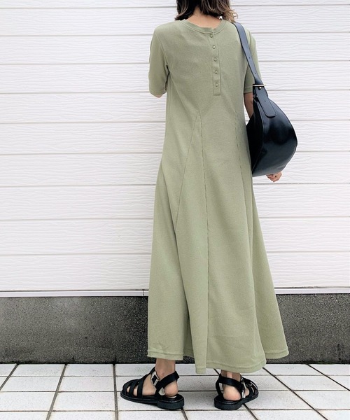 Q(キュー)の「ワッフルフレアワンピース(ワンピース・レディース・ブラック/オリーブ/アイボリー・MEDIUM)」の10枚目の写真