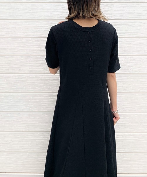 Q(キュー)の「ワッフルフレアワンピース(ワンピース・レディース・ブラック/オリーブ/アイボリー・MEDIUM)」の9枚目の写真