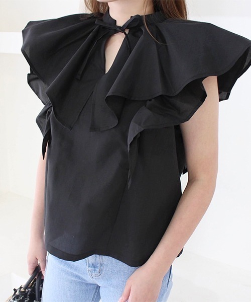 MODE ROBE（モードローブ）の「ダブルフリルノースリーブブラウス（シャツ/ブラウス・レディース・ブラック/ホワイト/ブルー・FREE）」の2枚目の写真