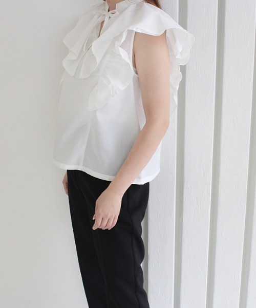 MODE ROBE（モードローブ）の「ダブルフリルノースリーブブラウス（シャツ/ブラウス・レディース・ブラック/ホワイト/ブルー・FREE）」の8枚目の写真