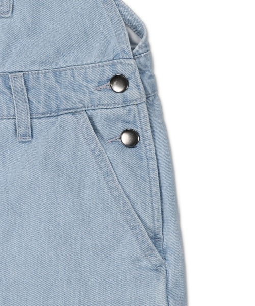 SPINNS（スピンズ）の「【ゆるシルエット】ワッペン デニムオーバーオール（サロペット/オーバーオール・レディース・ブラック/サックスブルー・ONESIZE）」の5枚目の写真