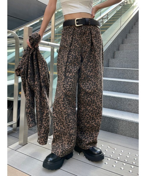 ENVYM（アンビー）の「ルーズデニムＰＴ（デニムパンツ・レディース・ブラック/レオパード/ブルー・S/M）」の3枚目の写真