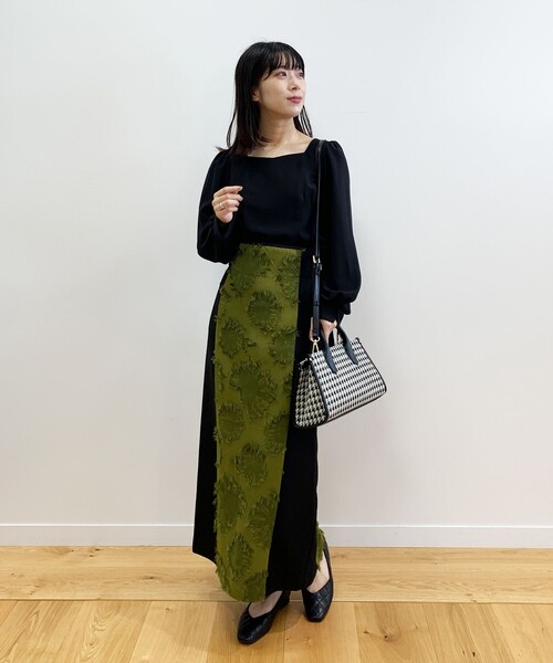 OPAQUE.CLIP（オペークドットクリップ）の「◆スクエアネックサテンブラウス（シャツ/ブラウス・レディース・パープル系/ブラック/ライトグレー・38）」の9枚目の写真