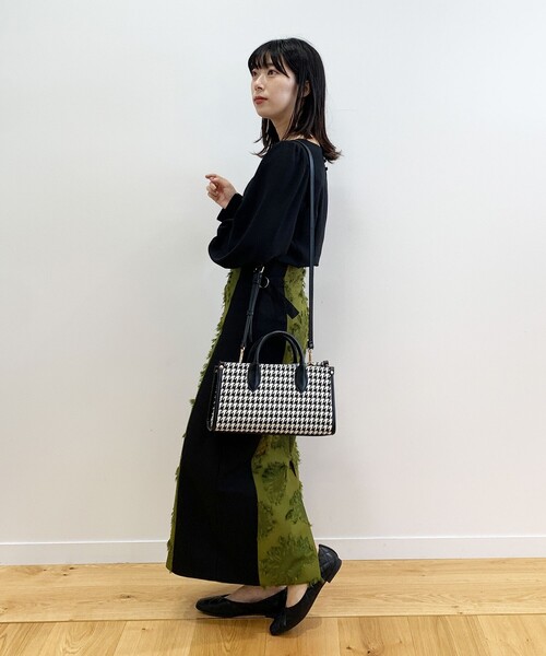 OPAQUE.CLIP（オペークドットクリップ）の「◆スクエアネックサテンブラウス（シャツ/ブラウス・レディース・パープル系/ブラック/ライトグレー・38）」の12枚目の写真