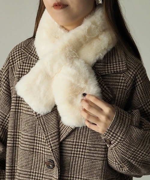 Riberry(リベリー)の「差し込みファーティペット(マフラー・レディース・ホワイト/チャコールグレー/ライトグレー/ブラック/ベージュ/グレー/レッド/ピンク・FREE)」の2枚目の写真