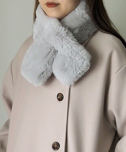 Riberry(リベリー)の「差し込みファーティペット(マフラー・レディース・ホワイト/チャコールグレー/ライトグレー/ブラック/ベージュ/グレー/レッド/ピンク・FREE)」の4枚目の写真