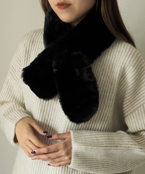 Riberry(リベリー)の「差し込みファーティペット(マフラー・レディース・ホワイト/チャコールグレー/ライトグレー/ブラック/ベージュ/グレー/レッド/ピンク・FREE)」の3枚目の写真