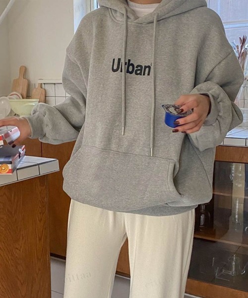 Dalfwin(ダールフィン)の「2022 AW 秋冬 韓国ファッション スウェット パーカー レディース 裏起毛あり Urbanロゴフーディー オーバーサイズ ビッグシルエット(パーカー・レディース・ライトブラウン/グレー/グレイッシュベージュ・FREE)」の2枚目の写真