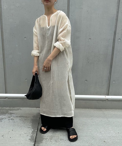 select MOCA（セレクトモカ）の「シアーリネンライクスリットキーネックワンピース（ワンピース・レディース・オフホワイト/ブラック/ベージュ・FREE）」の2枚目の写真