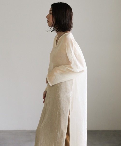 select MOCA（セレクトモカ）の「シアーリネンライクスリットキーネックワンピース（ワンピース・レディース・オフホワイト/ブラック/ベージュ・FREE）」の4枚目の写真