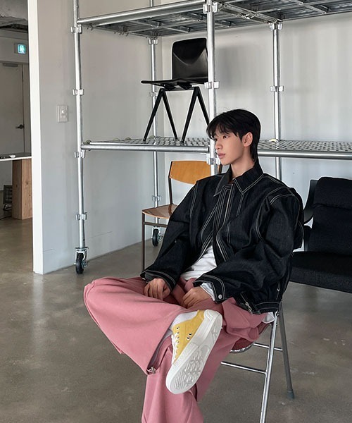 ASCLO(エジュクロ)の「【THE KLOBAL STAGE 韓国アイドル着用】ASCLO Bernie Stitch Denim Jacket(デニムジャケット・メンズ・ブラック・FREE)」の4枚目の写真