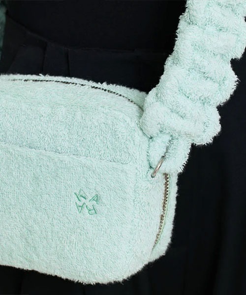 KARA（カラ）の「COBRA CAMERA BAG（ショルダーバッグ・レディース・ミント・ONE SIZE）」の3枚目の写真