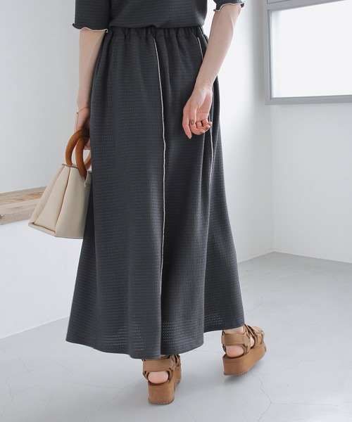 Crisp（クリスプ）の「バイカラーメロウフレアスカート（スカート・レディース・アイボリー/チャコールグレー・FREE）」の14枚目の写真