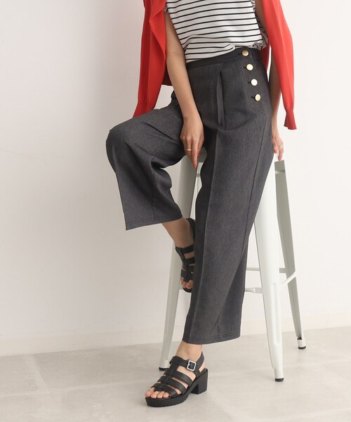 DRESKIP(ドレスキップ)の「◆大人のキレイめコーデに! デニム調 金ボタン ワイドパンツ(その他パンツ・レディース・ブルー/ブラック/ベージュ・02/03/04)」の1枚目の写真