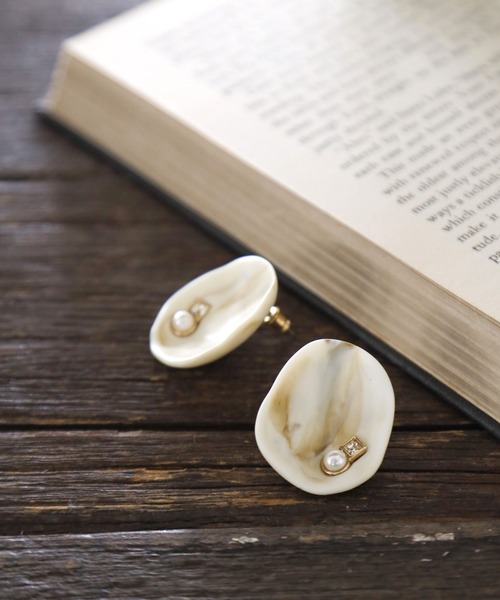 BAYFLOW(ベイフロー)の「樹脂ビジューピアス(ピアス(両耳用)・レディース・ネイビー/ブラウン/アイボリー・FREE)」の2枚目の写真