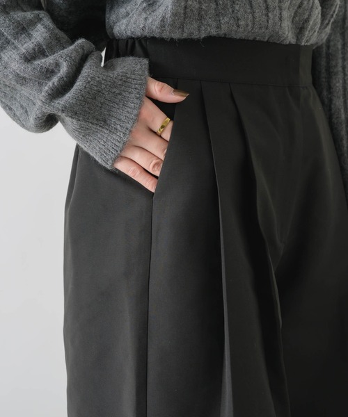 NEUNA（ヌナ）の「【後ろゴムで使いやすい！】2タックワイドスラックスパンツ（スラックス・レディース・ブラック/チャコールグレー・MEDIUM/LARGE/SMALL）」の8枚目の写真