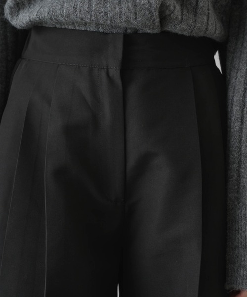 NEUNA（ヌナ）の「【後ろゴムで使いやすい！】2タックワイドスラックスパンツ（スラックス・レディース・ブラック/チャコールグレー・MEDIUM/LARGE/SMALL）」の6枚目の写真