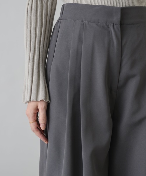 NEUNA（ヌナ）の「【後ろゴムで使いやすい！】2タックワイドスラックスパンツ（スラックス・レディース・ブラック/チャコールグレー・MEDIUM/LARGE/SMALL）」の20枚目の写真