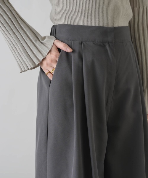 NEUNA（ヌナ）の「【後ろゴムで使いやすい！】2タックワイドスラックスパンツ（スラックス・レディース・ブラック/チャコールグレー・MEDIUM/LARGE/SMALL）」の19枚目の写真