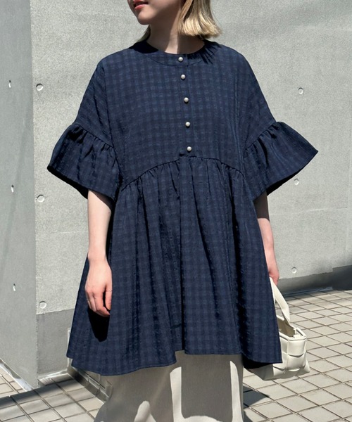 LAVEANGE(ラビアンジェ)の「ギンガムチェックフレアチュニックブラウス(チュニック・レディース・ネイビー/グレー/ブラック・M/5L/4L/3L/LL)」の1枚目の写真