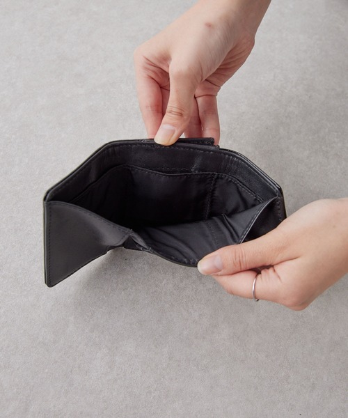 GALLARDAGALANTE（ガリャルダガランテ）の「【2.718】パテントWALLETE（財布・レディース・ブラック/グレイッシュベージュ・FREE）」の3枚目の写真