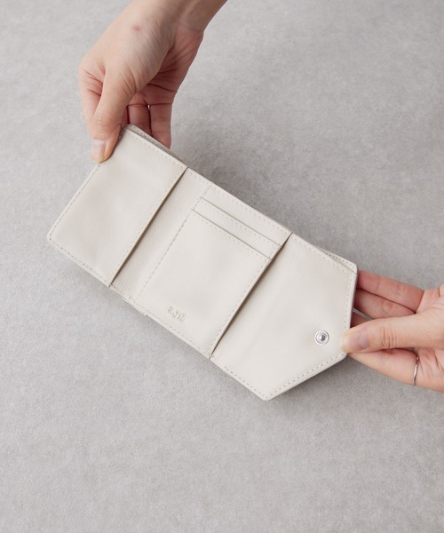 GALLARDAGALANTE（ガリャルダガランテ）の「【2.718】パテントWALLETE（財布・レディース・ブラック/グレイッシュベージュ・FREE）」の5枚目の写真