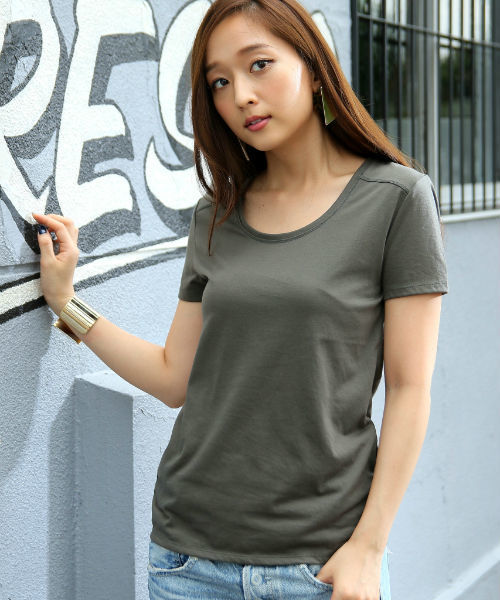 AZUL by moussy（アズールバイマウジー）の「TC天竺BCヨーク切替R/N半袖PO（Tシャツ/カットソー・レディース・ブラック/カーキ系/ブラック系その他/オフホワイト/ホワイト系その他・LARGE/MEDIUM/SMALL/X-LARGE/X-SMALL）」の5枚目の写真