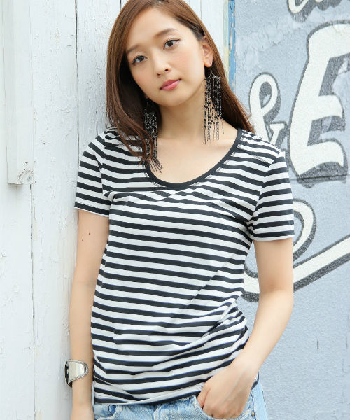 AZUL by moussy（アズールバイマウジー）の「TC天竺BCヨーク切替R/N半袖PO（Tシャツ/カットソー・レディース・ブラック/カーキ系/ブラック系その他/オフホワイト/ホワイト系その他・LARGE/MEDIUM/SMALL/X-LARGE/X-SMALL）」の4枚目の写真