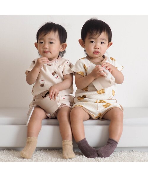 apres les cours（アプレレクール）の「おやつ柄ボディースーツ（ロンパース・キッズ・アイボリー/ピンク・80/70）」の3枚目の写真