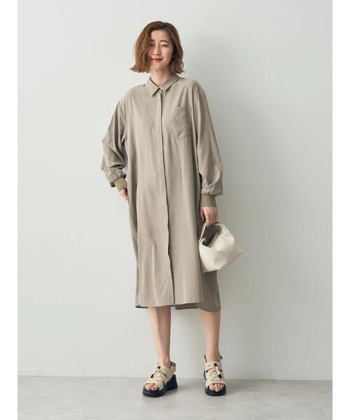 Editt by YECCA VECCA（エディットバイイェッカヴェッカ）の「リブ袖シャーリングシャツワンピース（シャツワンピース・レディース・グレイッシュベージュ・FREE）」の3枚目の写真