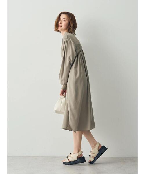 Editt by YECCA VECCA（エディットバイイェッカヴェッカ）の「リブ袖シャーリングシャツワンピース（シャツワンピース・レディース・グレイッシュベージュ・FREE）」の4枚目の写真