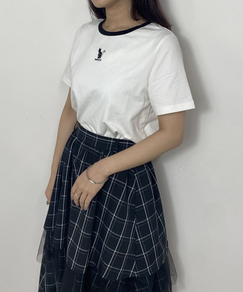 NICOLE CLUB(ニコル クラブ)の「ネコ刺繍Tシャツ(Tシャツ/カットソー・レディース・グレー系/ホワイト系/オフホワイト/ブラック・FREE)」の1枚目の写真