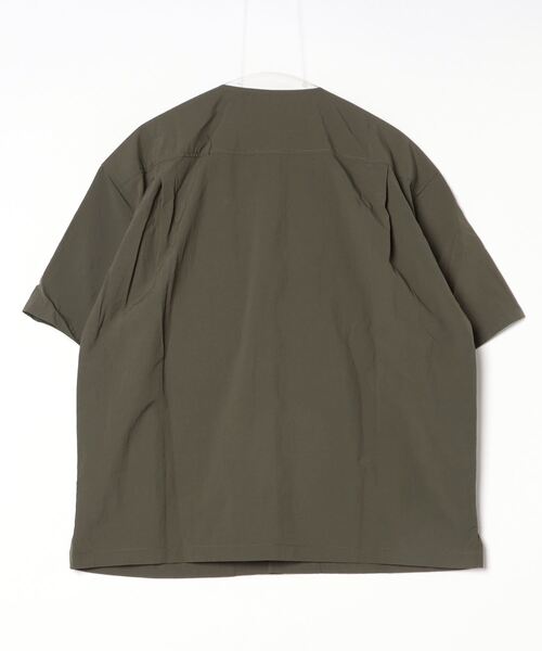 THOUSAND MILE(サウザンドマイル)の「SHORT SLEEVE COLLARLESS SHIRT(Tシャツ/カットソー・メンズ・オリーブ/ブラック・LARGE/SMALL)」の3枚目の写真