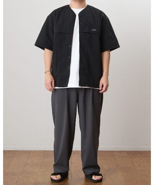 THOUSAND MILE(サウザンドマイル)の「SHORT SLEEVE COLLARLESS SHIRT(Tシャツ/カットソー・メンズ・オリーブ/ブラック・LARGE/SMALL)」の2枚目の写真