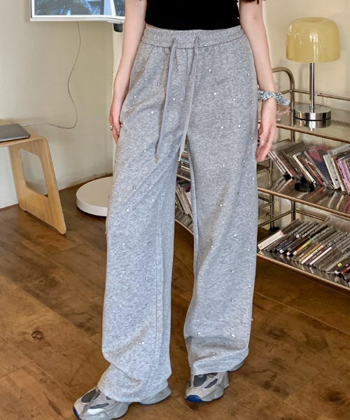 Vipoa（ヴィポア）の「ビジュースタッズスウェットパンツ（スウェットパンツ・レディース・アイボリー/グレー/ブラック・FREE）」の2枚目の写真