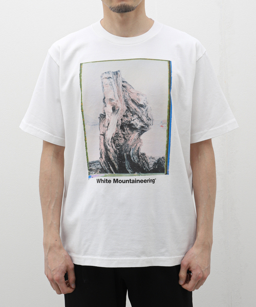 WHITE MOUNTAINEERING(ホワイトマウンテニアリング)の「【White Mountaineering】WANAKA PHOTO T-SHIRT WM2471529(Tシャツ/カットソー・メンズ・ブラック/ホワイト・3/2)」の1枚目の写真
