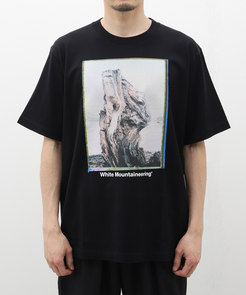 WHITE MOUNTAINEERING(ホワイトマウンテニアリング)の「【White Mountaineering】WANAKA PHOTO T-SHIRT WM2471529(Tシャツ/カットソー・メンズ・ブラック/ホワイト・3/2)」の2枚目の写真