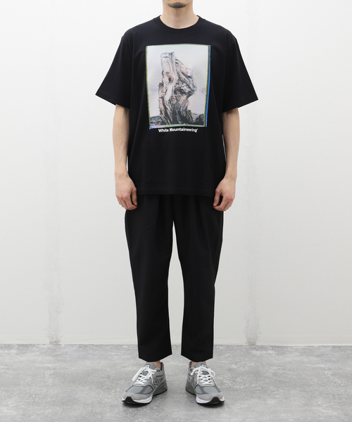 WHITE MOUNTAINEERING(ホワイトマウンテニアリング)の「【White Mountaineering】WANAKA PHOTO T-SHIRT WM2471529(Tシャツ/カットソー・メンズ・ブラック/ホワイト・3/2)」の3枚目の写真