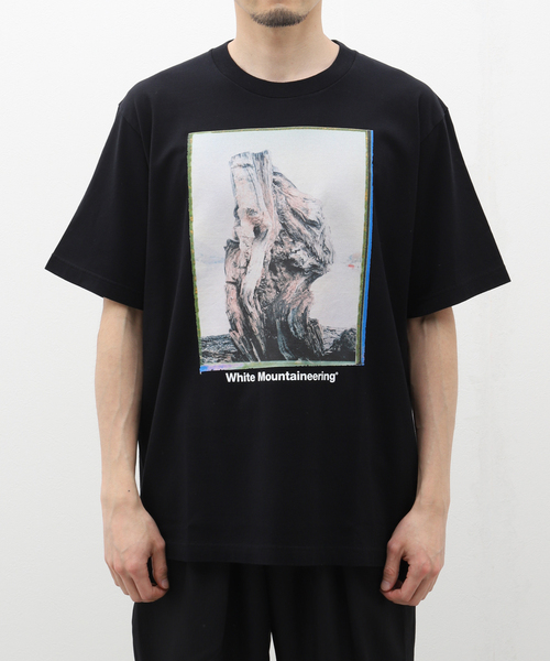 WHITE MOUNTAINEERING(ホワイトマウンテニアリング)の「【White Mountaineering】WANAKA PHOTO T-SHIRT WM2471529(Tシャツ/カットソー・メンズ・ブラック/ホワイト・3/2)」の4枚目の写真