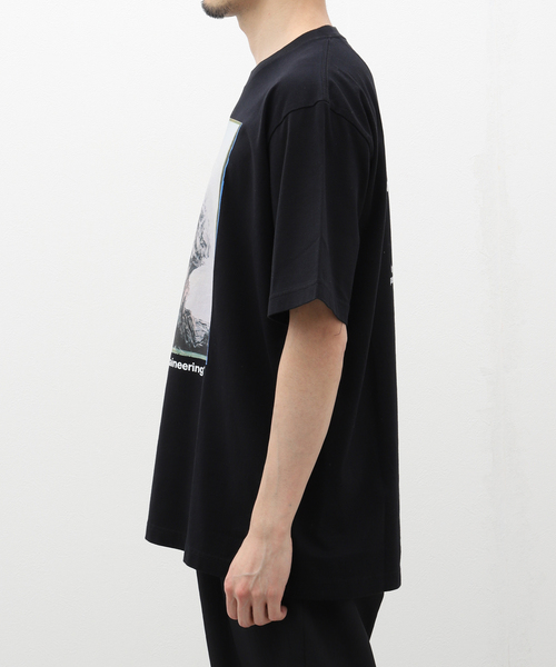 WHITE MOUNTAINEERING(ホワイトマウンテニアリング)の「【White Mountaineering】WANAKA PHOTO T-SHIRT WM2471529(Tシャツ/カットソー・メンズ・ブラック/ホワイト・3/2)」の5枚目の写真