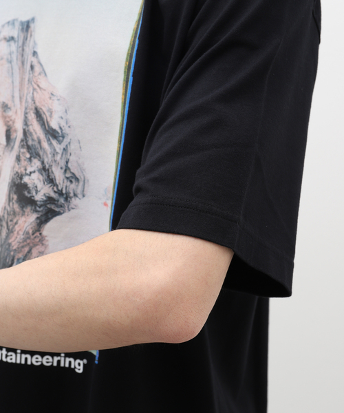 WHITE MOUNTAINEERING(ホワイトマウンテニアリング)の「【White Mountaineering】WANAKA PHOTO T-SHIRT WM2471529(Tシャツ/カットソー・メンズ・ブラック/ホワイト・3/2)」の10枚目の写真