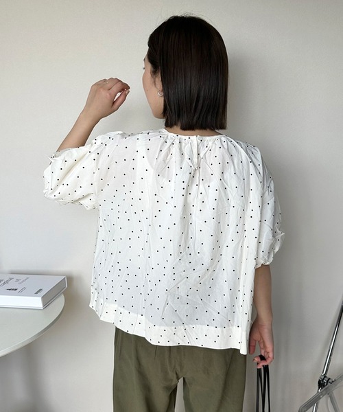 CRB(シーアールビー)の「バルーン袖ブラウス(シャツ/ブラウス・レディース・ベージュ/オフホワイト/ブルー・F)」の8枚目の写真
